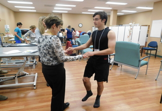 physiotherapist assesses standardized patient